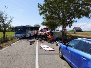 Na Brněnsku se srazilo auto s autobusem, na místě jsou zranění