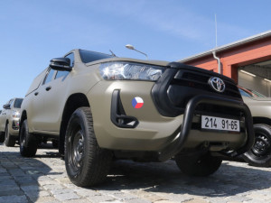 Vojáci si převzali první terénní Toyoty Hilux. Nahradí muzejní vozy UAZ