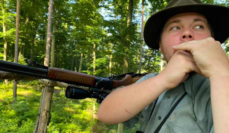 Říje srnců je v plném proudu, myslivci si hrají na srnky