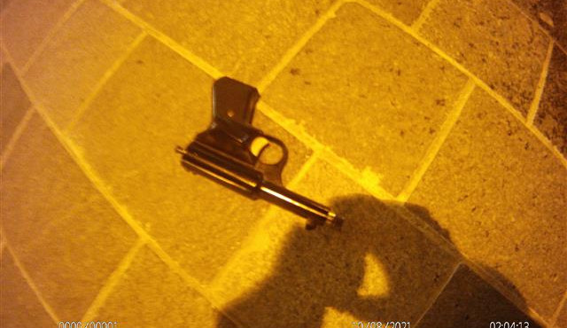 Do Brna přijel muž z Karvinska. Opil se, nadzvedl tričko a ukázal zbraň