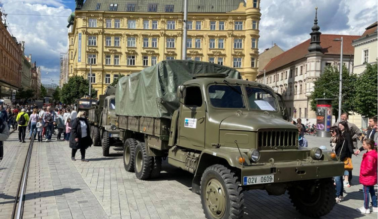 size4-16222998796723-60-v-centru-zaparkovaly-vojenske-specialy-nebo-legendarni-tatrovky