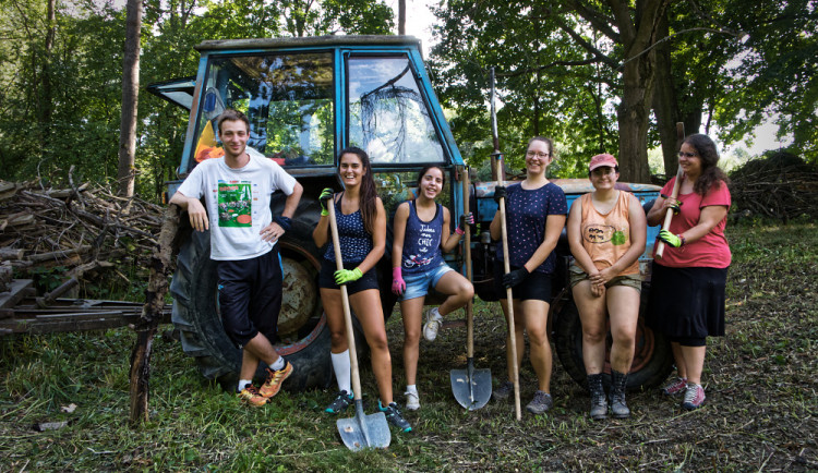Na Grabštejn opět zavítali dobrovolníci. Pracují na zvelebování zahrad