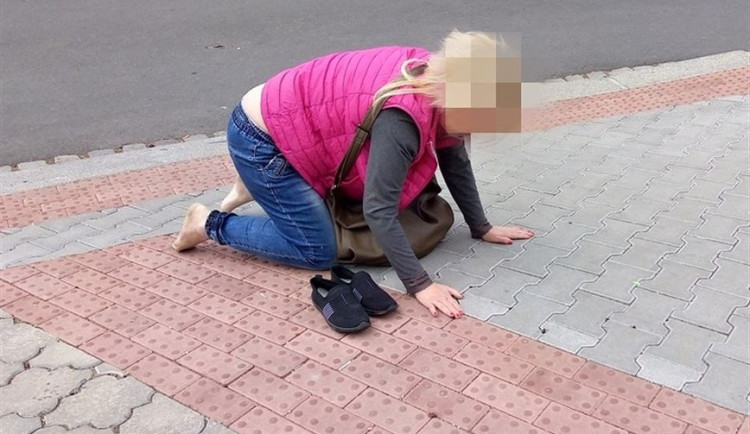 Povalovala se na náměstí, putovala rovnou na záchytku. Žena nadýchala skoro 4 promile