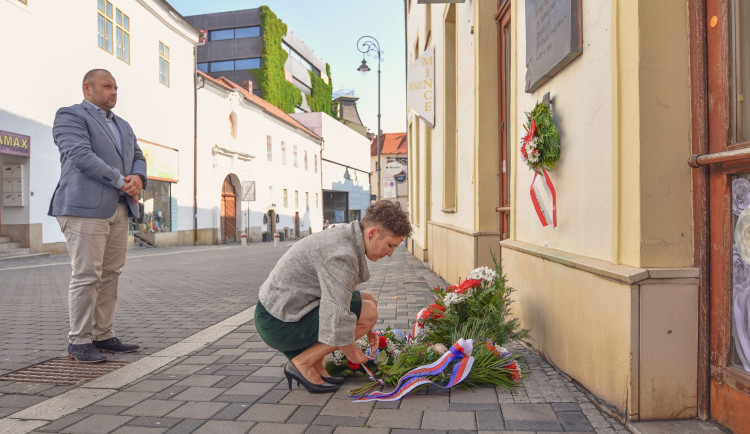 Radní pro oblast sociální a zdravotní Marie Jílková u pamětní desky.