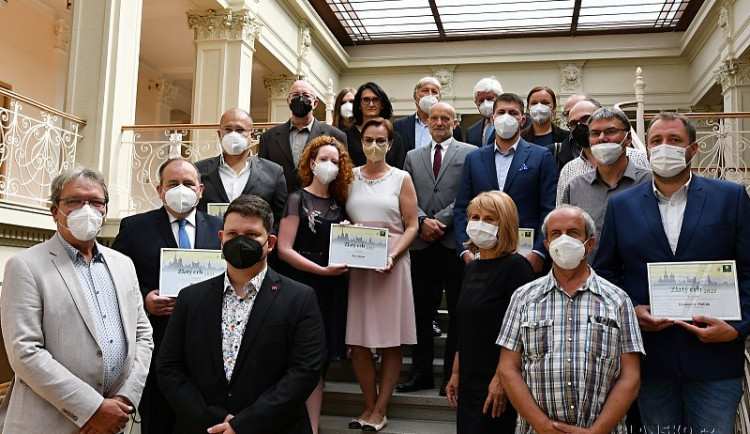 Zástupci oceněných měst a obcí a odborné poroty krajského kola soutěže.