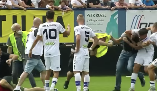 Fotbalista Silný zpacifikoval agresivního fanouška