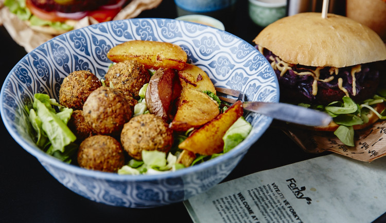 Letní tipy pro zapřisáhlé vegany i občasné nemasaře. Wolt rostlinné menu doručí i do parku