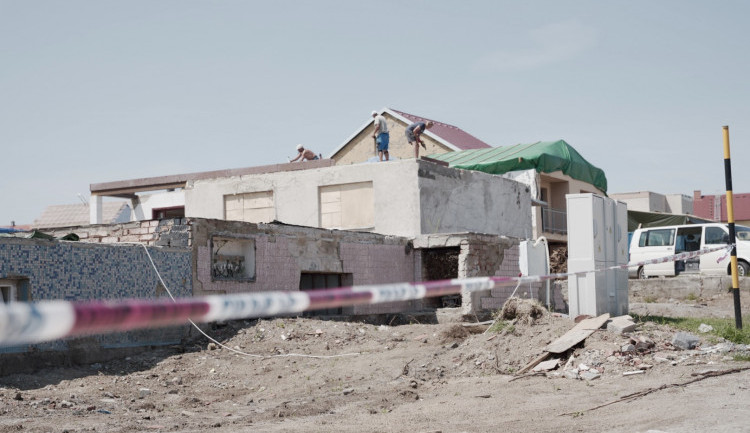 Zasažená oblast měsíc po tornádu.