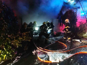 Plameny pohltily rodinný dům na Brněnsku