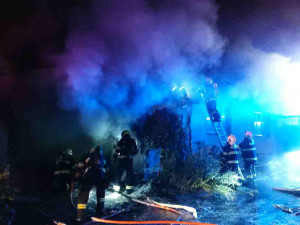 Plameny pohltily rodinný dům na Brněnsku