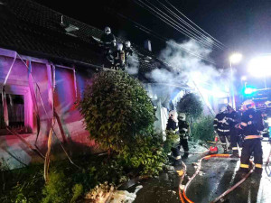 Plameny pohltily rodinný dům na Brněnsku