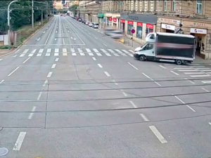 Řidič dodávky zničil na brněnské křižovatce semafor a ujel
