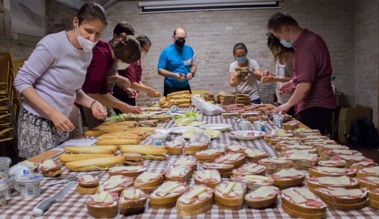 Brněnští dobrovolníci chystají bezdomovcům obložené chleby a bagety