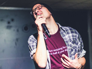 SLAM POETRY: Stovky diváků na poezii, žádný problém. Aneb kdo bude mistrem ČR 2020-21 ve slam poetry