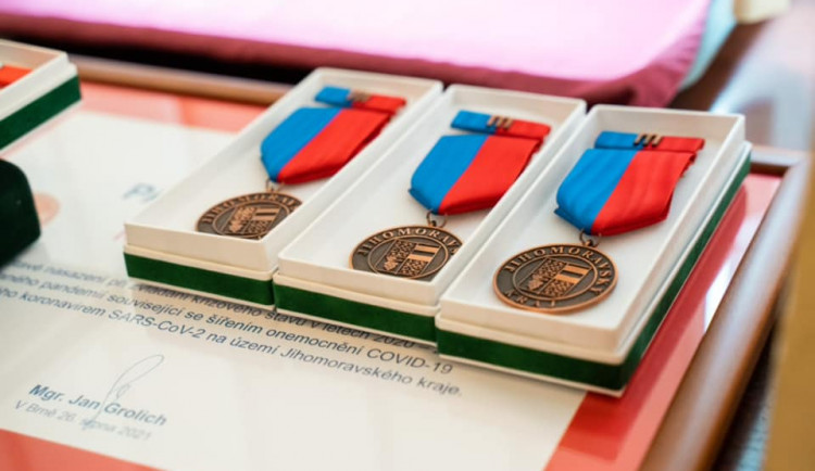 Kraj rozdal lidem diplomy za pomoc v boji s covidem