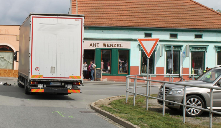Na Brněnsku srazil náklaďák důchodce, na místě zemřel