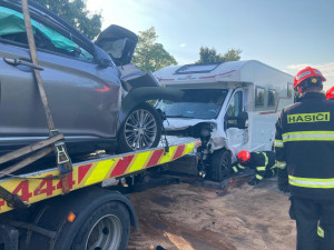 Tragická dopravní nehoda u Mikulova. Řidič auta zemřel po střetu s obytným vozem