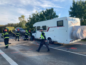 Tragická dopravní nehoda u Mikulova. Řidič auta zemřel po střetu s obytným vozem