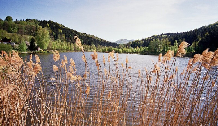 Krásné roubenky, málo turistů a klid. Objevte okolí rybníku Petr v Jizerkách