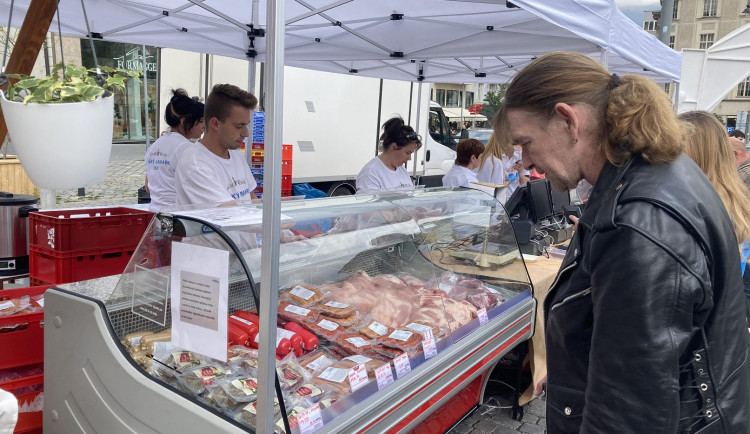 Okamura přivezl do Brna levné potraviny, komunisté začali kampaň na parníku