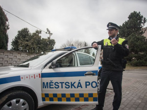 Dezorientované seniorce pomohli brněnští strážníci, odvezli ji domů autem