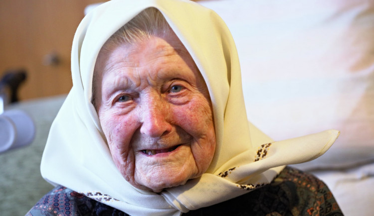 Stoletá stařenka co vylezla z okna a zmizela