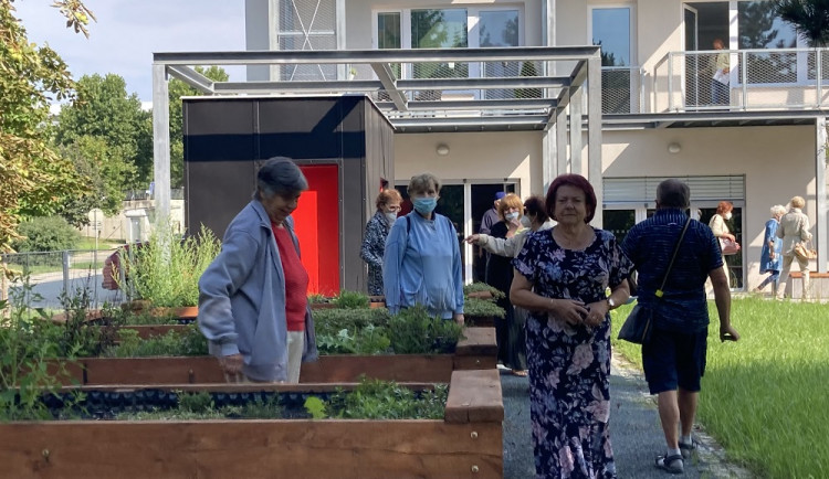 Polyfunkční dům v Brně ožívá. Senioři se budou těšit ze školkařů