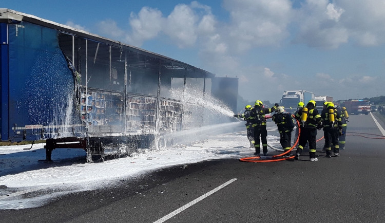 Na D1 u Vyškova hoří kamion, dálnici zamořil kouř