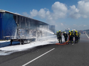 Na D1 u Vyškova hoří kamion, dálnici zamořil kouř