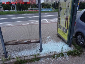 Mladý řidič vysklil autobusovou zastávku v Brně, z místa odjel