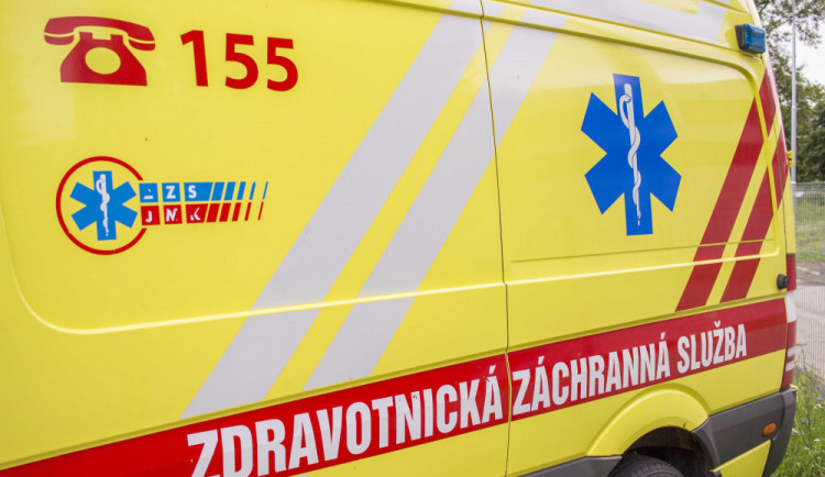 Vážná nehoda na Brněnsku. Čtyři lidé jsou po srážce sanitky a auta těžce zranění