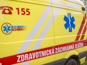 Vážná nehoda na Brněnsku. Čtyři lidé jsou po srážce sanitky a auta těžce zranění