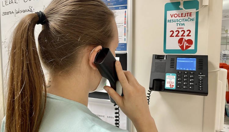 Linky jsou přetížené, nemocnice řeší desítky telefonátů kvůli třetí dávce očkování