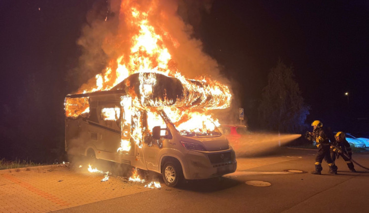 Žhář z Brna zapálil dva karavany a autobus