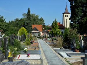 Ústřední hřbitov dostane ekologické chodníky, nové cesty má i hřbitov ve Slatině