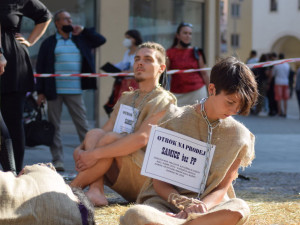 V Brně prodávali na náměstí aktivisty