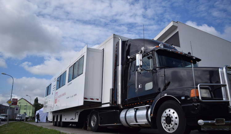 Velká očkovací centra zavírají, otěže přebírají mobilní týmy a praktici