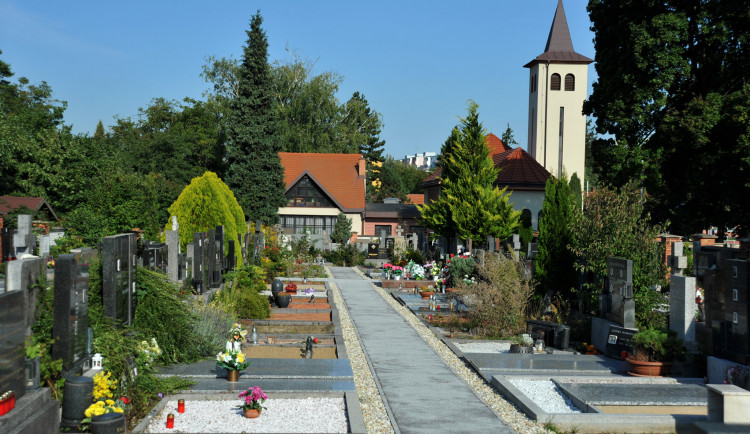 Hřbitov ve Slatině.