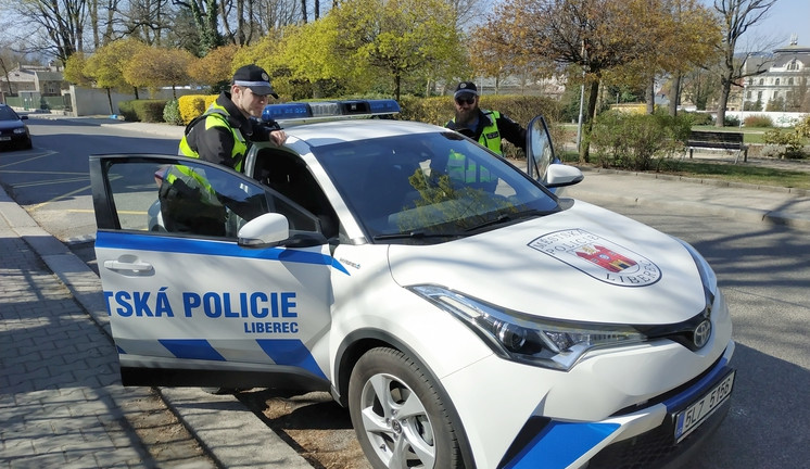 Našla v autě cizího muže. Chtěl tam přespat