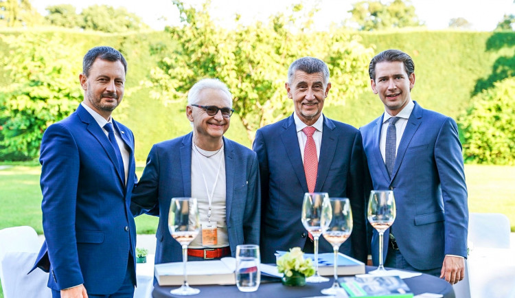 Slovenský premiér Eduard Heger (vlevo), Andrej Babiš (druhý zprava) a rakouský kancléř Sebastian Kurz (vpravo)