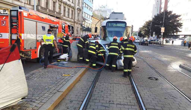V Brně havarovala tramvaj s osobním autem, jeho řidič je těžce zraněný