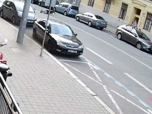 Řidič v Brně otevřel dveře auta, narazila do nich cyklistka