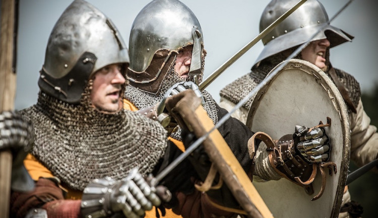 Šermíři, ohňová show i akrobati. To vše nabídne muzejní noc v České Lípě