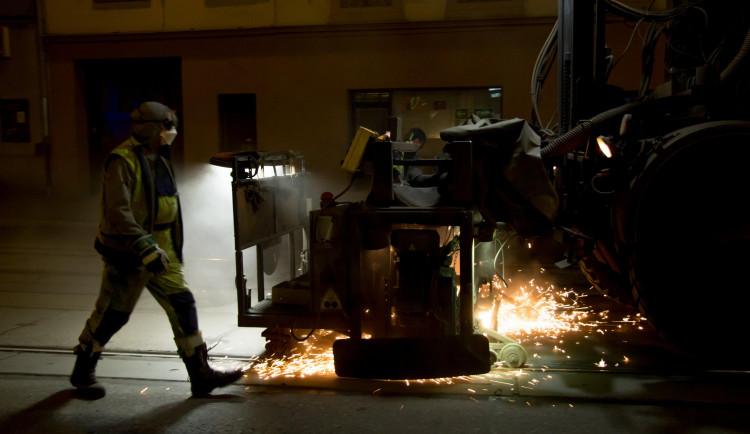 Speciální bruska na kolejiště.