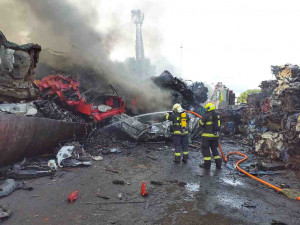 Jihomoravští hasiči likvidovali požár desítek aut na vrakovišti
