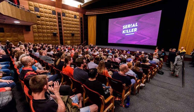 Serial Killer před začátkem živého programu nabízí on-line belgickou tvorbu