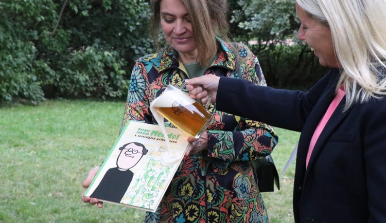 Lucie Seifertová a Danuše Nerudová při křtu nové knihy