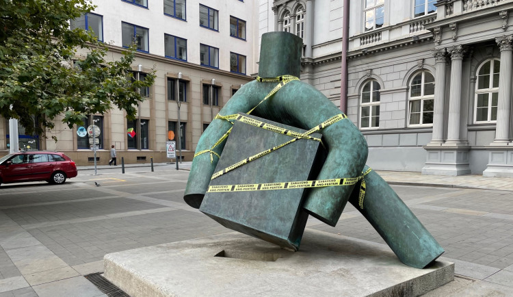 Socha Spravedlnosti před Nejvyšším správním soudem