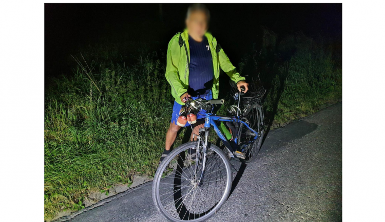 Opilý důchodce na kole si vyskakoval na policisty. Za trest jej zpacifikovali
