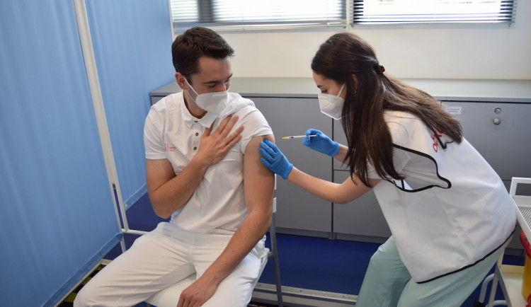 V Brně se začalo očkovat třetí dávkou